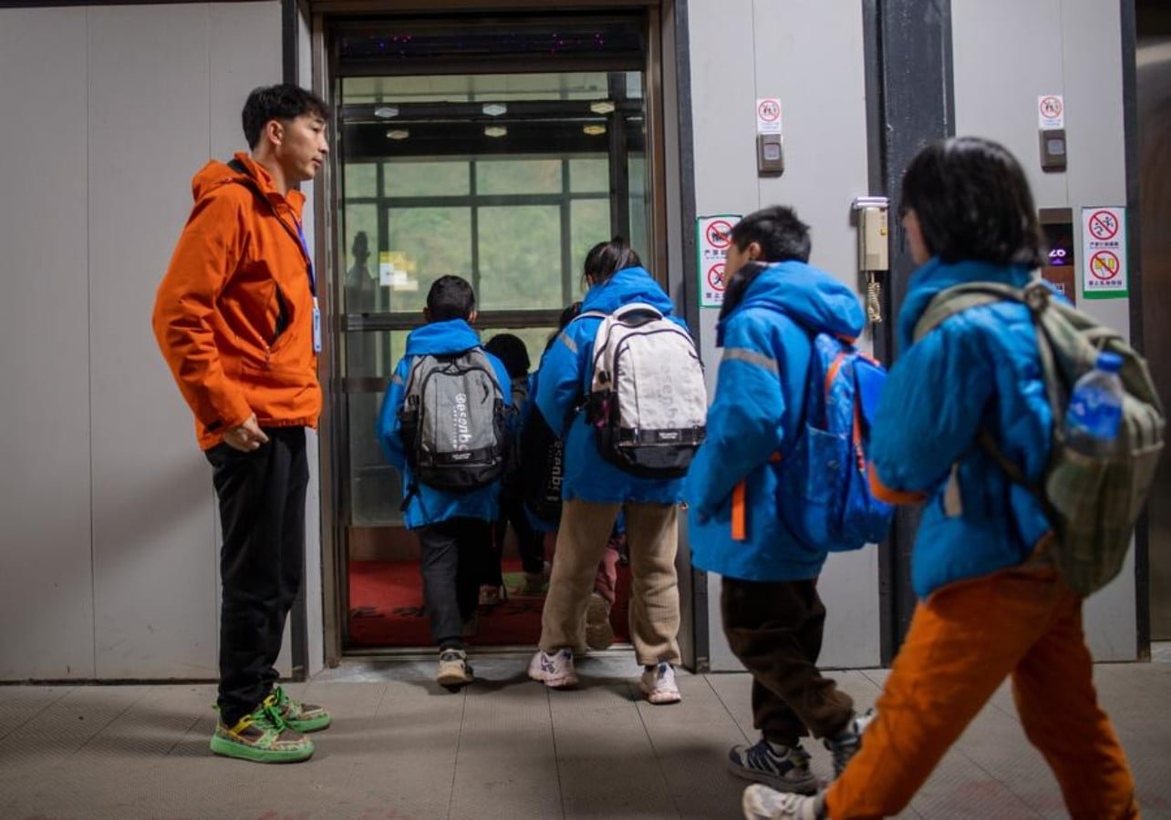 Students from Nizhuhe Village prepare to take a sightseeing elevator on their way to school in Puli Township, Xuanwei City, southwest China's Yunnan Province. PHOTO: XINHUA